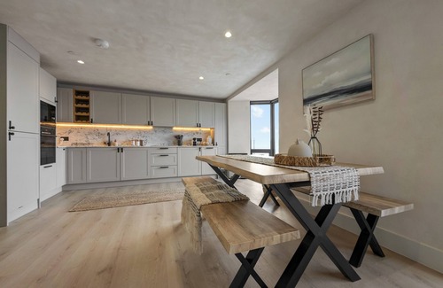 Mumbles Apartment | Beachfront eco-friendly apartment with ocean view and modern interior sleeping up to 6