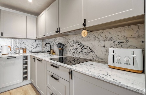 Mumbles Apartment | Beachfront eco-friendly apartment with ocean view and modern interior sleeping up to 6