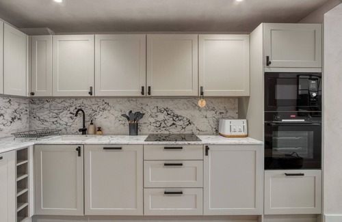Mumbles Apartment | Beachfront eco-friendly apartment with ocean view and modern interior sleeping up to 6