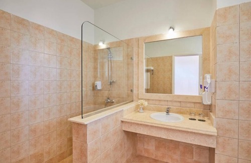 El Quseir Hotel | Beachfront Resort | 3 Rooms + Pools, Sauna, Tennis & Daily Entertainment