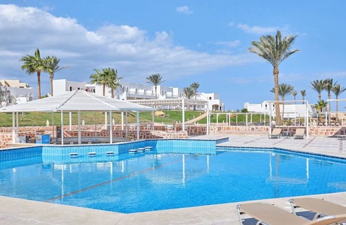 El Quseir Hotel | Beachfront Resort | 3 Rooms + Pools, Sauna, Tennis & Daily Entertainment