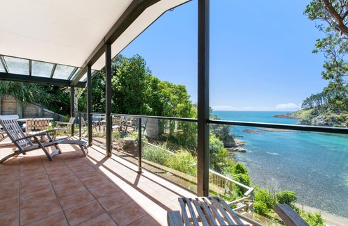 Ostend House | Beachfront Enclosure Bay - Modern 4 Bedroom Home with the Beach on your Doorstep!