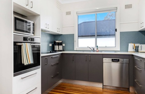 Batehaven House | Beachfront Escape Relaxing Getaway in Batehaven