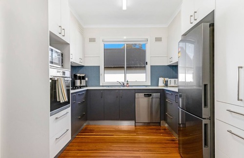Batehaven House | Beachfront Escape Relaxing Getaway in Batehaven