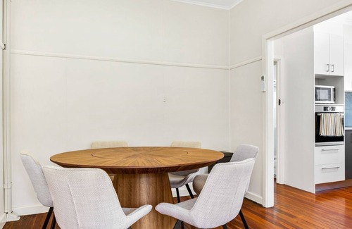 Batehaven House | Beachfront Escape Relaxing Getaway in Batehaven