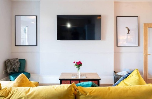 Herne Bay Apartment | Beachfront Escape & Wow Sea Views, Luxury Retreat