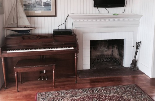 Westbrook Center Cottage | Beachfront Getaway on the Long Island Sound
