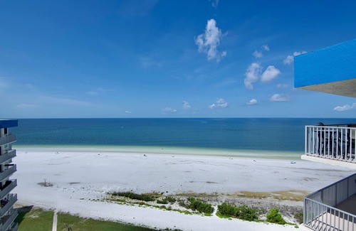 South Island Condo | ☀️Beachfront | Great Amenities | Estero Beach + Tennis Club Penthouse 3A☀️