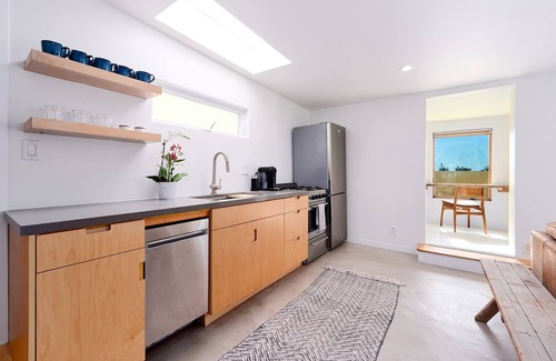 Eastern Malibu House | Beachfront Guesthouse ☀️on Sandy Topanga Beach 🏄🏽‍♀️