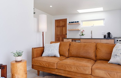 Eastern Malibu House | Beachfront Guesthouse ☀️on Sandy Topanga Beach 🏄🏽‍♀️