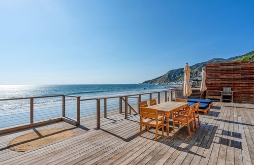 Eastern Malibu House | Beachfront Guesthouse ☀️on Sandy Topanga Beach 🏄🏽‍♀️