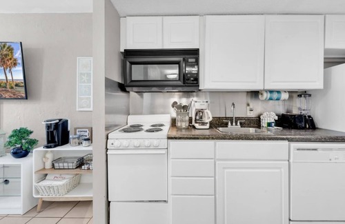 Myrtle Beach Condo | Beachfront Haven – 1BR Condo with Balcony