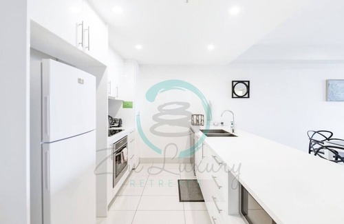 Darwin City Centre Condo | Beachfront Haven: Sea View ~ Pool ~ Outdoor Dining
