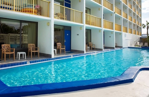 Fort Walton Beach Hotel | Beachfront Hideaway with Outdoor Pool | Steps from Wild Willy's Adventure Zone
