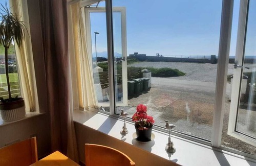 Dinas Apartment | Beachfront Holiday Apartment nn