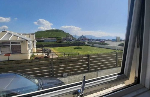 Dinas Apartment | Beachfront Holiday Apartment nn