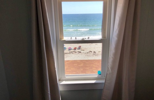 Wells Beach House | BEACHFRONT HOME-BREATHTAKING 180 DEGREE OCEAN SUNRISES & SUNSETS: 9/13-9/17 OPEN