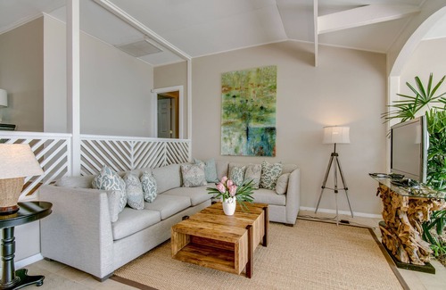 Hawaii Loa Ridge House | Beachfront | Hot Tub | A/C | BBQ | Honolulu |5-7 NIGHT STAYS PERMITTED