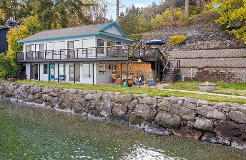 Olalla House | Beachfront House- Kayaks- Bouy