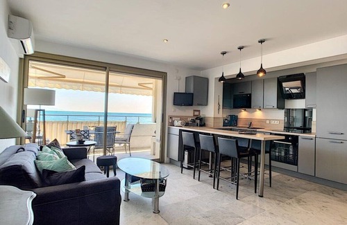 Cap-d'Antibes Apartment | Beachfront in Antibes, feet in the water