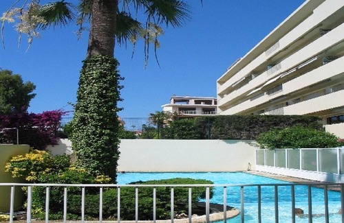 Cap-d'Antibes Apartment | Beachfront in Antibes, feet in the water