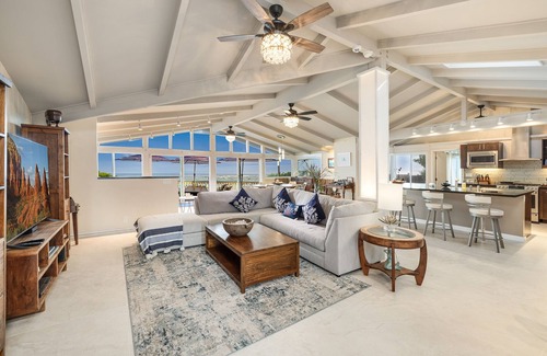 Haleiwa House | Beachfront in Haleiwa, Sea Turtles and Sunsets!