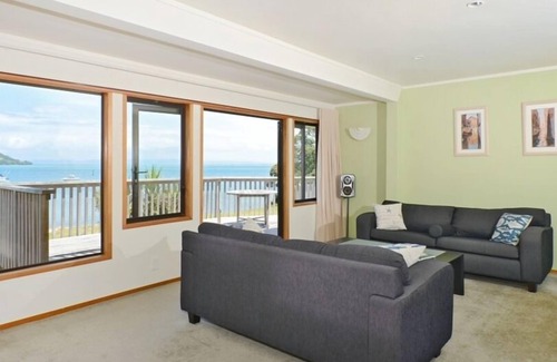 Whangarei Heads House | Beachfront in quiet idyllic bay.