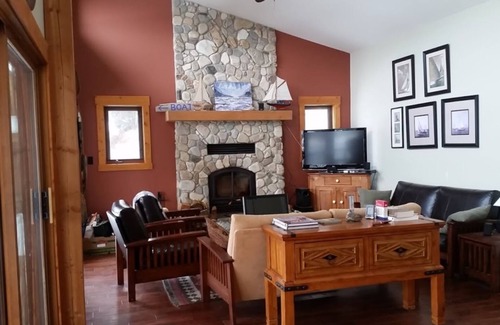 Proctor House | Beachfront Kootenay Lake British Columbia