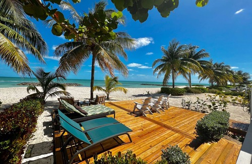 Palm Cay Villa | Beachfront living, directly on the Beach. Quiet and relaxing.