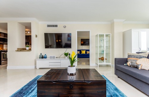 Galt Mile Apartment | BEACHFRONT: Luxe 3-Bedroom Condo with POOL!