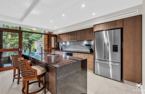 Palm Cove Villa | Beachfront Luxurious 3 bedroom Villa Palm Cove.