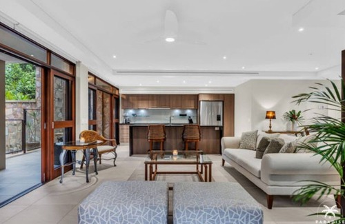 Palm Cove Villa | Beachfront Luxurious 3 bedroom Villa Palm Cove.