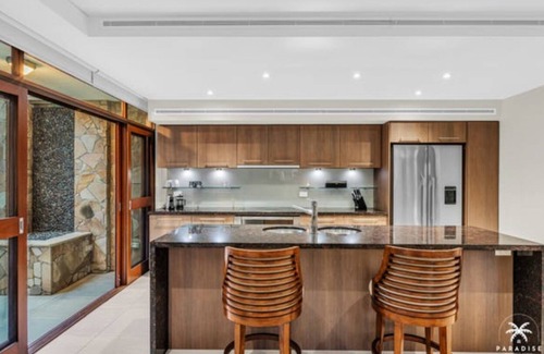 Palm Cove Villa | Beachfront Luxurious 3 bedroom Villa Palm Cove.