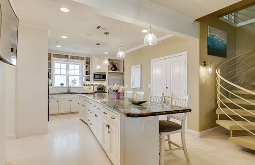 Sands Of Kahala Beach House | Beachfront Luxury! Huge Patio & Deck, Dog Friendly & Fenced, Stunning Gulf Views