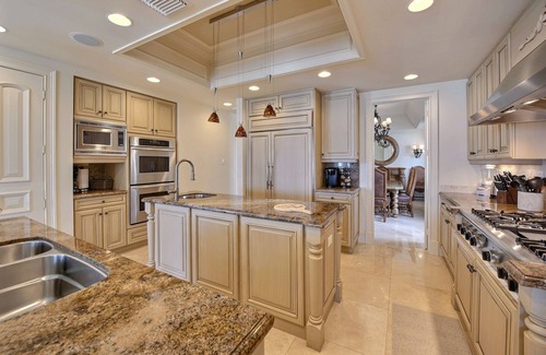 Birch Park Finger Streets House | Beachfront Mansion. Ocean Views. Walk to restaurants, shops, park, water taxi…