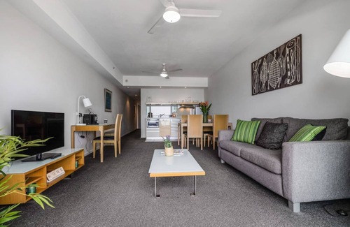 Darwin City Centre Apartment | Beachfront Marvel Seaview Office Infinity Pool