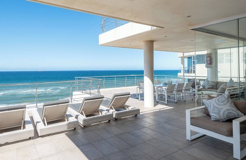 Umhlanga Apartment | Beachfront, modern, off-grid luxury apartment