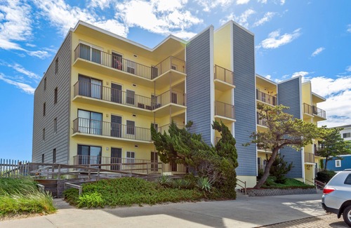 Nags Head Condo | Beachfront Nags Head condo w/deck & family entertainment