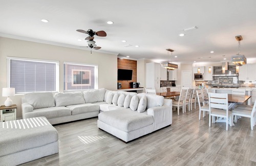 Gulf Shores House | Beachfront Oasis | 11BR | Sleeps 36 | Pool