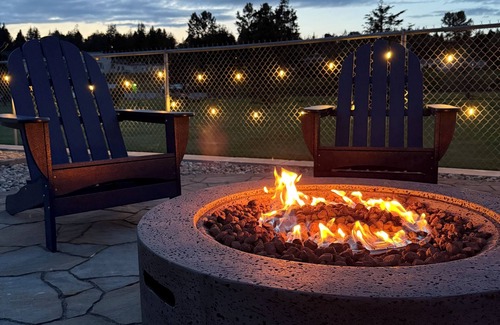 Ferndale House | Beachfront Oasis | Hot Tub + Fire Pit + Playground near Bellingham & Vancouver |