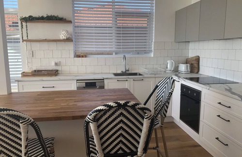 Cronulla Apartment | Beachfront pad, with panoramic views, central to everything
