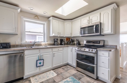 Sea Retreat House | Beachfront Paradise with Pool and Hot Tub, just 20 steps to the beach