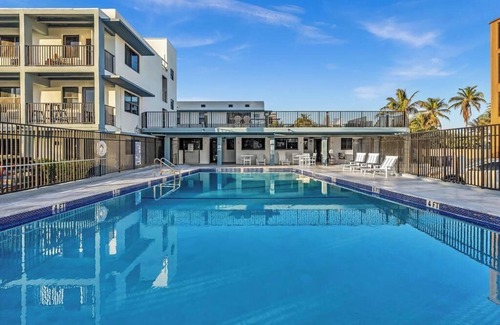 Hollywood Apartment | Beachfront & Pool ~ Near Marriott Hollywood Beach