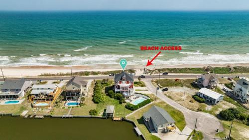 Sneads Ferry House | Beachfront, private dock, private pool & hot tub, pool table, ping pong