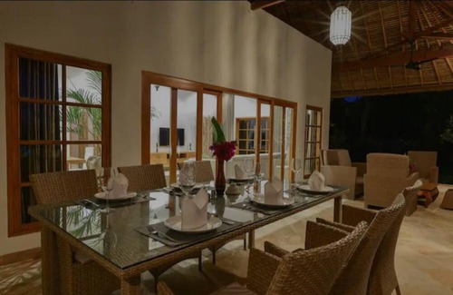 Banjartegehe Villa | Beachfront Private VILLA & POOL