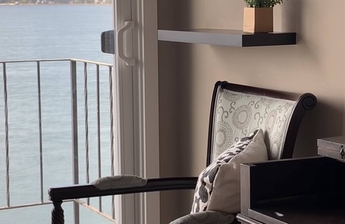 Burley House | beachfront, private, water views from all rooms, high-end, 7mins to shops.