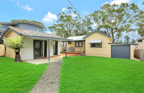 Vincentia House | Beachfront property - 30m to the sand