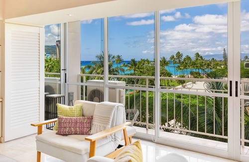 Honolulu Condo | Beachfront Property w/Sand Access at Waikiki Shore Condo with Full Kitchen