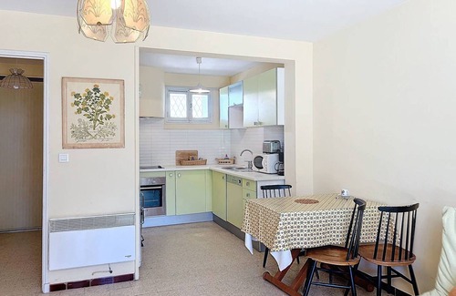 Saint-Cyr-sur-Mer Apartment | Beachfront Retreat: Cozy 1-Bed Apt with Parking, Terrace & Modern Amenities