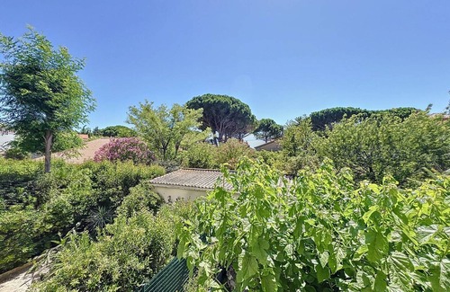 Saint-Cyr-sur-Mer Apartment | Beachfront Retreat: Cozy 1-Bed Apt with Parking, Terrace & Modern Amenities